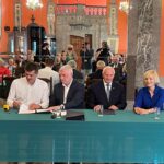 28.07.2022. Kielce. WDK. Podpisanie umów na modernizację dróg dojazdowych do gruntów rolnych. Na zdjęciu (od lewej): Marcin Adamczyk - wójt Bogorii, Andrzej Bętkowski - marszałek województwa świętokrzyskiego, Marek Jońca - członek zarządu województwa, Renata Janik - wicemarszałek województwa / Fot. Michał Kita - Radio Kielce