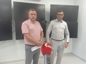 25.07.2022. Sandomierz. Centrum Monitoringu. Na zdjęciu (od lewej): Piotr Wójtowicz - naczelnik wydziału Inwestycji, Rozwoju i Promocji w Urzędzie Miasta Sandomierza, Marcin Marzec - burmistrz Sandomierza / Fot. Grażyna Szlęzak - Radio Kielce