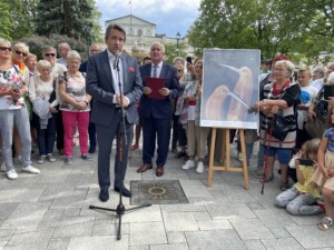 09.07.2022. Busko-Zdrój. Odsłonięcie słoneczka w Parku Zdrojowym. Na zdjęciu: Adam Zdunikowski - tenor / Fot. Dorota Klusek - Radio Kielce