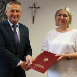 05.07.2022. Kielce. Nominacja dla konsultanta wojewódzkiego w ochronie zdrowia. Na zdjęciu (od lewej): Zbigniew Koniusz - wojewoda świętokrzyski i mgr Katarzyna Sala