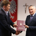 05.07.2022. Kielce. Nominacja dla konsultanta wojewódzkiego w ochronie zdrowia. Na zdjęciu (od lewej): lek. med. Paweł Olejniczak i Zbigniew Koniusz - wojewoda świętokrzyski