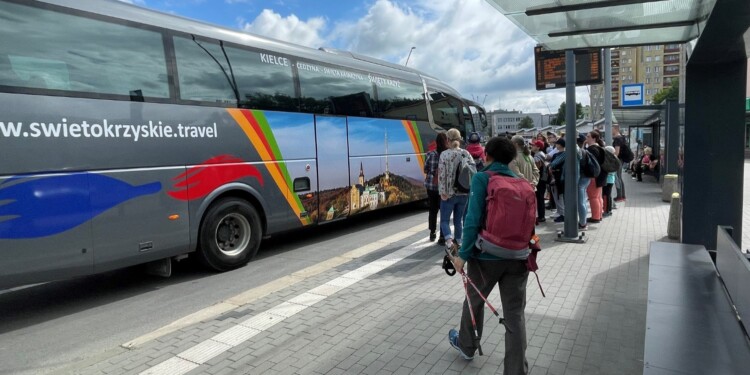 09.07.2022. Kielce. Bezpłatny autobus na Święty Krzyż / Fot. Paulina Michta - Radio Kielce