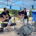 10.07.2022. Lipowica. Koncert piosenek żeglarskich. Na zdjęciu (od lewej): Dominika Żukowska i Andrzej Korycki / Fot. Michał Kita - Radio Kielce