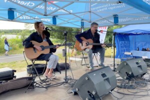 10.07.2022. Lipowica. Koncert piosenek żeglarskich. Na zdjęciu (od lewej): Dominika Żukowska i Andrzej Korycki / Fot. Michał Kita - Radio Kielce