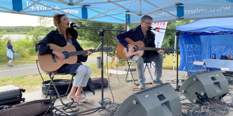 10.07.2022. Lipowica. Koncert piosenek żeglarskich. Na zdjęciu (od lewej): Dominika Żukowska i Andrzej Korycki / Fot. Michał Kita - Radio Kielce