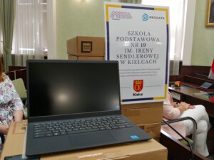 07.07.2022. Kielce. Przekazanie laptopów dla szkół podstawowych / Fot Marcin Marszałek - Radio Kielce