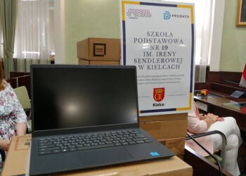 07.07.2022. Kielce. Przekazanie laptopów dla szkół podstawowych / Fot Marcin Marszałek - Radio Kielce