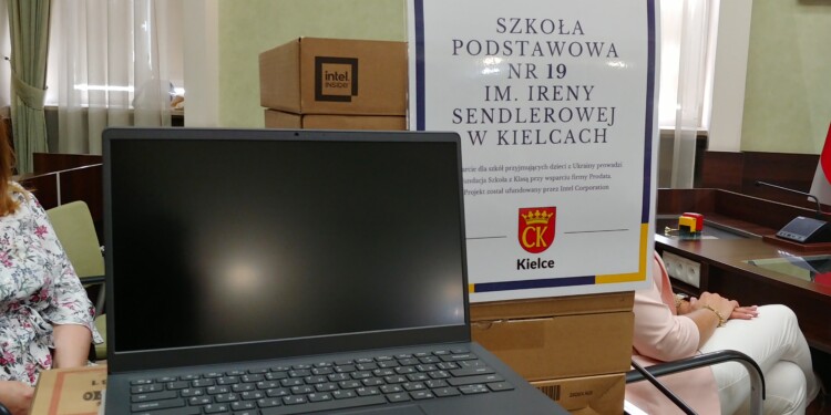 07.07.2022. Kielce. Przekazanie laptopów dla szkół podstawowych / Fot Marcin Marszałek - Radio Kielce