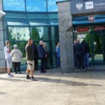 12.07.2022. Kielce. Kolejka do zakupu kolekcjonerskich monet / Fot. Marcin Marszałek - Radio Kielce