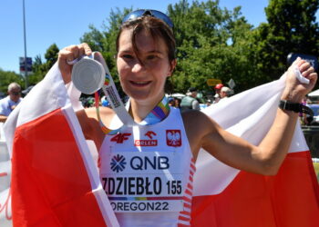 15.07.2022. Eugene, Stany Zjednoczone. Lekkoatletyczne mistrzostwa świata. Polka Katarzyna Zdziebło ze srebrnym medalem mistrzostw w chodzie na dystansie 20 km kobiet. Fot. Adam Warżawa - PAP