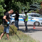 19.07.2022. Warszawa. Miejsce napadu rabunkowego przy Wołoskiej w okolicach skrzyżowania z ul. Domaniewską w Warszawie. Na mężczyznę, który wychodził z banku napadło kilku sprawców, którzy wyrwali mu torbę. Według nieoficjalnych ustaleń podczas zdarzenia padły strzały. Sprawców szuka policja / Fot. PAP - Paweł Supernak