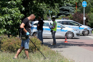 19.07.2022. Warszawa. Miejsce napadu rabunkowego przy Wołoskiej w okolicach skrzyżowania z ul. Domaniewską w Warszawie. Na mężczyznę, który wychodził z banku napadło kilku sprawców, którzy wyrwali mu torbę. Według nieoficjalnych ustaleń podczas zdarzenia padły strzały. Sprawców szuka policja / Fot. PAP - Paweł Supernak