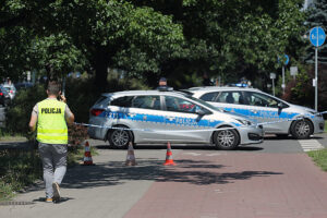 19.07.2022. Warszawa. Miejsce napadu rabunkowego przy Wołoskiej w okolicach skrzyżowania z ul. Domaniewską w Warszawie. Na mężczyznę, który wychodził z banku napadło kilku sprawców, którzy wyrwali mu torbę. Według nieoficjalnych ustaleń podczas zdarzenia padły strzały. Sprawców szuka policja / Fot. PAP - Paweł Supernak