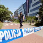 19.07.2022. Warszawa. Miejsce napadu rabunkowego przy Wołoskiej w okolicach skrzyżowania z ul. Domaniewską w Warszawie. Na mężczyznę, który wychodził z banku napadło kilku sprawców, którzy wyrwali mu torbę. Według nieoficjalnych ustaleń podczas zdarzenia padły strzały. Sprawców szuka policja / Fot. PAP - Paweł Supernak