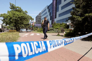 19.07.2022. Warszawa. Miejsce napadu rabunkowego przy Wołoskiej w okolicach skrzyżowania z ul. Domaniewską w Warszawie. Na mężczyznę, który wychodził z banku napadło kilku sprawców, którzy wyrwali mu torbę. Według nieoficjalnych ustaleń podczas zdarzenia padły strzały. Sprawców szuka policja / Fot. PAP - Paweł Supernak