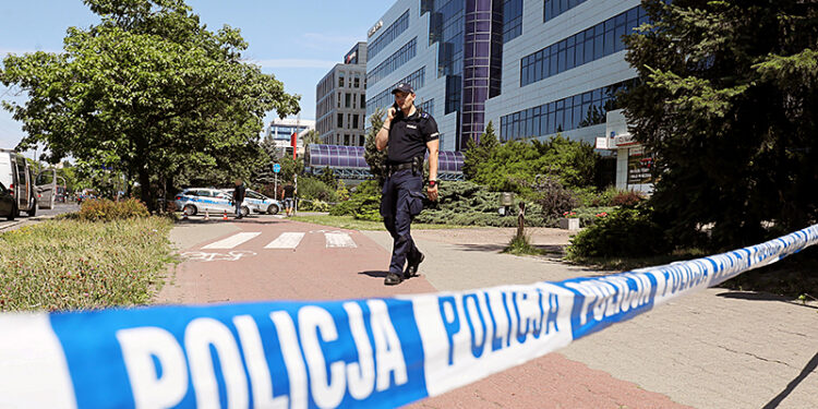 19.07.2022. Warszawa. Miejsce napadu rabunkowego przy Wołoskiej w okolicach skrzyżowania z ul. Domaniewską w Warszawie. Na mężczyznę, który wychodził z banku napadło kilku sprawców, którzy wyrwali mu torbę. Według nieoficjalnych ustaleń podczas zdarzenia padły strzały. Sprawców szuka policja / Fot. PAP - Paweł Supernak