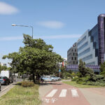 19.07.2022. Warszawa. Miejsce napadu rabunkowego przy Wołoskiej w okolicach skrzyżowania z ul. Domaniewską w Warszawie. Na mężczyznę, który wychodził z banku napadło kilku sprawców, którzy wyrwali mu torbę. Według nieoficjalnych ustaleń podczas zdarzenia padły strzały. Sprawców szuka policja / Fot. PAP - Paweł Supernak