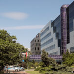 19.07.2022. Warszawa. Miejsce napadu rabunkowego przy Wołoskiej w okolicach skrzyżowania z ul. Domaniewską w Warszawie. Na mężczyznę, który wychodził z banku napadło kilku sprawców, którzy wyrwali mu torbę. Według nieoficjalnych ustaleń podczas zdarzenia padły strzały. Sprawców szuka policja / Fot. PAP - Paweł Supernak