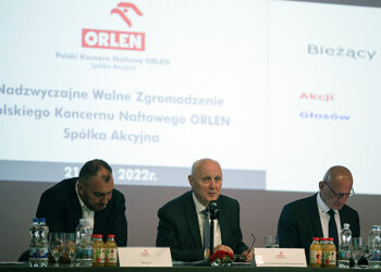 21.07.2022. Płock. Przewodniczący rady nadzorczej PKN Orlen Wojciech Jasiński (w środku) na Nadzwyczajnym Walnym Zgromadzeniu Akcjonariuszy PKN Orlen w Płocku, Akcjonariusze poparli uchwałę w sprawie połączenia spółki z Grupą Lotos / Fot. PAP - Szymon Łabiński