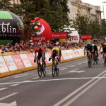 30.07.2022. Lublin. Holender Olav Kooij (drugi z lewej) z Jumbo Visma na mecie 1. etapu 79. Tour de Pologne w Lublinie. Kooij wyprzedził Niemca Phila Bauhausa (Bahrain-Victorious) oraz Belga Jordiego Meeusa (Bora-hansgrohe) / Fot. Bartłomiej Wójtowicz - PAP