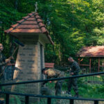 29.07.2022. Puszcza Świętokrzyska. Terytorialsi przy leśnych mogiłach. / Fot. ppor. Daniel Woś - ŚBOT