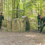 29.07.2022. Puszcza Świętokrzyska. Terytorialsi przy leśnych mogiłach. / Fot. ppor. Daniel Woś - ŚBOT