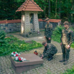 29.07.2022. Puszcza Świętokrzyska. Terytorialsi przy leśnych mogiłach. / Fot. ppor. Daniel Woś - ŚBOT