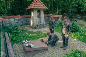 29.07.2022. Puszcza Świętokrzyska. Terytorialsi przy leśnych mogiłach. / Fot. ppor. Daniel Woś - ŚBOT