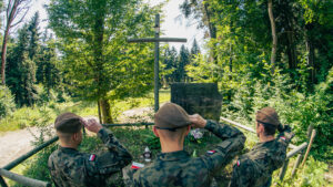 29.07.2022. Puszcza Świętokrzyska. Terytorialsi przy leśnych mogiłach. / Fot. ppor. Daniel Woś - ŚBOT