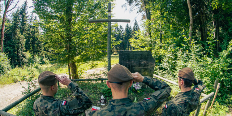 29.07.2022. Puszcza Świętokrzyska. Terytorialsi przy leśnych mogiłach. / Fot. ppor. Daniel Woś - ŚBOT