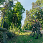 29.07.2022. Puszcza Świętokrzyska. Terytorialsi przy leśnych mogiłach. / Fot. ppor. Daniel Woś - ŚBOT