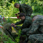 29.07.2022. Puszcza Świętokrzyska. Terytorialsi przy leśnych mogiłach. / Fot. ppor. Daniel Woś - ŚBOT