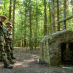 29.07.2022. Puszcza Świętokrzyska. Terytorialsi przy leśnych mogiłach. / Fot. ppor. Daniel Woś - ŚBOT