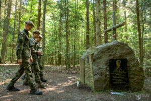 29.07.2022. Puszcza Świętokrzyska. Terytorialsi przy leśnych mogiłach. / Fot. ppor. Daniel Woś - ŚBOT