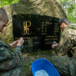 29.07.2022. Puszcza Świętokrzyska. Terytorialsi przy leśnych mogiłach. / Fot. ppor. Daniel Woś - ŚBOT