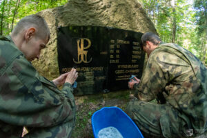 29.07.2022. Puszcza Świętokrzyska. Terytorialsi przy leśnych mogiłach. / Fot. ppor. Daniel Woś - ŚBOT