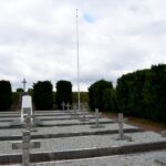 16.07.2022. Skalbmierz. Na cmentarzu wojennym stanął 12-metrowy maszt / Fot. UMiG Skalbmierz