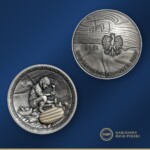 Srebrna moneta kolekcjonerska „100. rocznica odkrycia zespołu pradziejowych kopalni krzemienia pasiastego „Krzemionki”. Moneta upamiętnia odkrycie prehistorycznych wyrobisk górniczych funkcjonujących ok. 3900–1600 lat przed Chrystusem / Fot. NBP