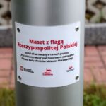 16.07.2022. Skalbmierz. Na cmentarzu wojennym stanął 12-metrowy maszt / Fot. UMiG Skalbmierz