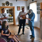 15.07.2022. Ciekoty. Centrum Edukacji i Kultury Szklany Dom. Przekazanie XIX-wiecznej kasetki z pozytywką wygrywającą „Mazurka Dąbrowskiego” / Fot. CEiK Szklany Dom