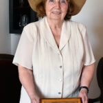 15.07.2022. Ciekoty. Centrum Edukacji i Kultury Szklany Dom. Przekazanie XIX-wiecznej kasetki z pozytywką wygrywającą „Mazurka Dąbrowskiego”. Na zdjęciu: Kazimiera Zapałowa - kustosz honorowa dworku Stefana Żeromskiego w Ciekotach / Fot. CEiK Sz