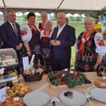 17.07.2022. Skalbmierz. Powiatowe eliminacje 7. „Bitwy regionów”. Na zdjęciu: poseł Krzysztof Lipiec z KGW Broniszów - potrawa tego koła wygrała eliminacje / Fot. Krzysztof Lipiec - Facebook