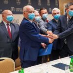 18.07.2022. Busko-Zdrój. Podpisanie porozumienia o współpracy pomiędzy Uzdrowiskiem Busko-Zdrój a Uniwersytetem Jana Kochanowskiego w Kielcach. Na zdjęciu (od lewej): Jan Bartosik - pełnomocnik powiatowy PiS w Busku-Zdroju, prof. Stanisław Głuszek - rektor UJK, poseł Krzysztof Lipiec, Michał Maroński - zastepca burmistrza Buska-Zdroju, Andrzej Bętkowski - marszałek województwa, Robert Frey - pełniący obowiązki prezesa zarządu Uzdrowiska Busko-Zdrój / Fot. Uzdrowisko Busko-Zdrój - Facebook