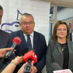 25.07.2022. Ostrowiec Św. Spotkanie z ministrem Andrzejem Adamczykiem. Na zdjęciu (od lewej): senator Jarosław Rusiecki, minister infrastruktury Andrzej Adamczyk, poseł Agata Wojtyszek - pełnomocnik prawa i Sprawiedliwości w północnej części województwa świętokrzyskiego, Andrzej Bętkowski -marszałek województwa świętokrzyskiego. / Fot. Paweł Kwietniewski