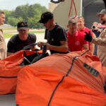 26.07.2022. Warszawa - Babice. Przygotowania strażaków i policjantów do wylotu do Czech. / Fot. Państwowa Straż Pożarna
