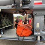 26.07.2022. Warszawa - Babice. Przygotowania strażaków i policjantów do wylotu do Czech. / Fot. Państwowa Straż Pożarna