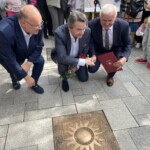 09.07.2022. Busko-Zdrój. Odsłonięcie słoneczka w Parku Zdrojowym. Na zdjęciu (od lewej): Artur Jaroń – dyrektor artystyczny festiwalu, Adam Zdunikowski – tenor, Waldemar Sikora – burmistrz Buska-Zdroju / Fot. Dorota Klusek - Radio Kielce