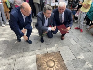 09.07.2022. Busko-Zdrój. Odsłonięcie słoneczka w Parku Zdrojowym. Na zdjęciu (od lewej): Artur Jaroń – dyrektor artystyczny festiwalu, Adam Zdunikowski – tenor, Waldemar Sikora – burmistrz Buska-Zdroju / Fot. Dorota Klusek - Radio Kielce