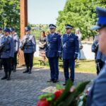21.07.2022. Mirzec. Pogrzeb aspiranta Marcina Przygody. Na zdjęciu (od lewej): nadinspektor Jarosław Kaleta - komendant wojewódzki policji w Kielcach, nadinspektor Dariusz Augustyniak - pierwszy zastępca komendanta głównego policji / Fot. podkom. Damian Janus - Zespół Prasowy Komendy Wojewódzkiej Policji w Kielcach