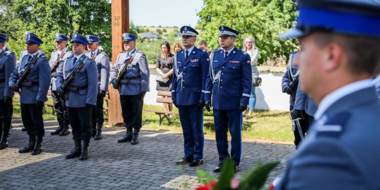 21.07.2022. Mirzec. Pogrzeb aspiranta Marcina Przygody. Na zdjęciu (od lewej): nadinspektor Jarosław Kaleta - komendant wojewódzki policji w Kielcach, nadinspektor Dariusz Augustyniak - pierwszy zastępca komendanta głównego policji / Fot. podkom. Damian Janus - Zespół Prasowy Komendy Wojewódzkiej Policji w Kielcach